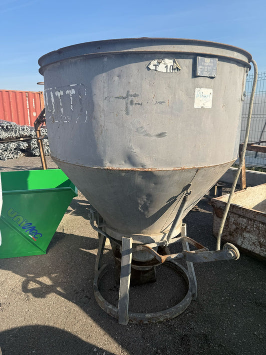 Kibla za beton sa centralnim istovarom i gumenim crijevom 1000L - rabljeno