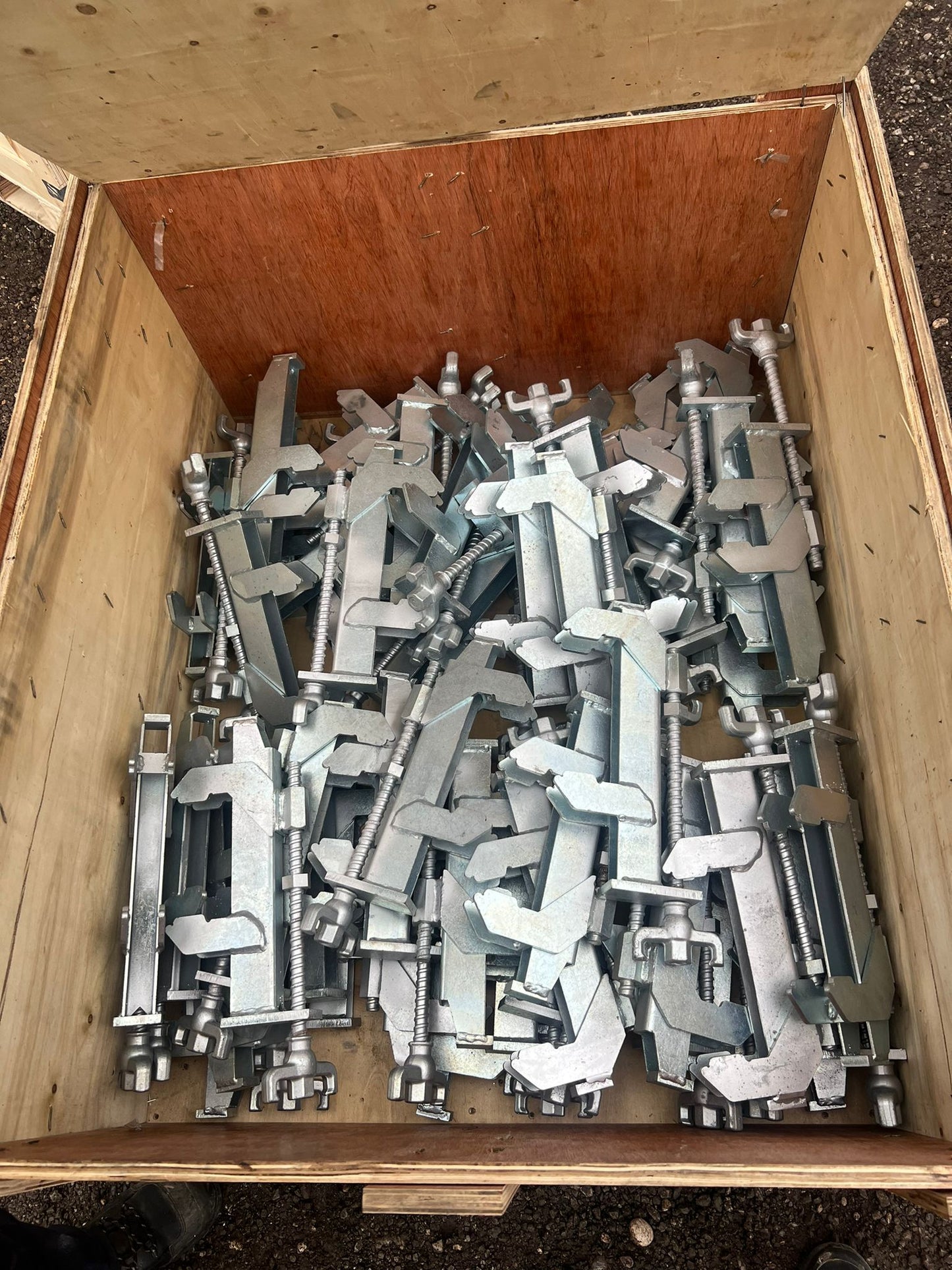 Univerzalne spojnice za zidnu oplatu kompatibilne DOKA Frami