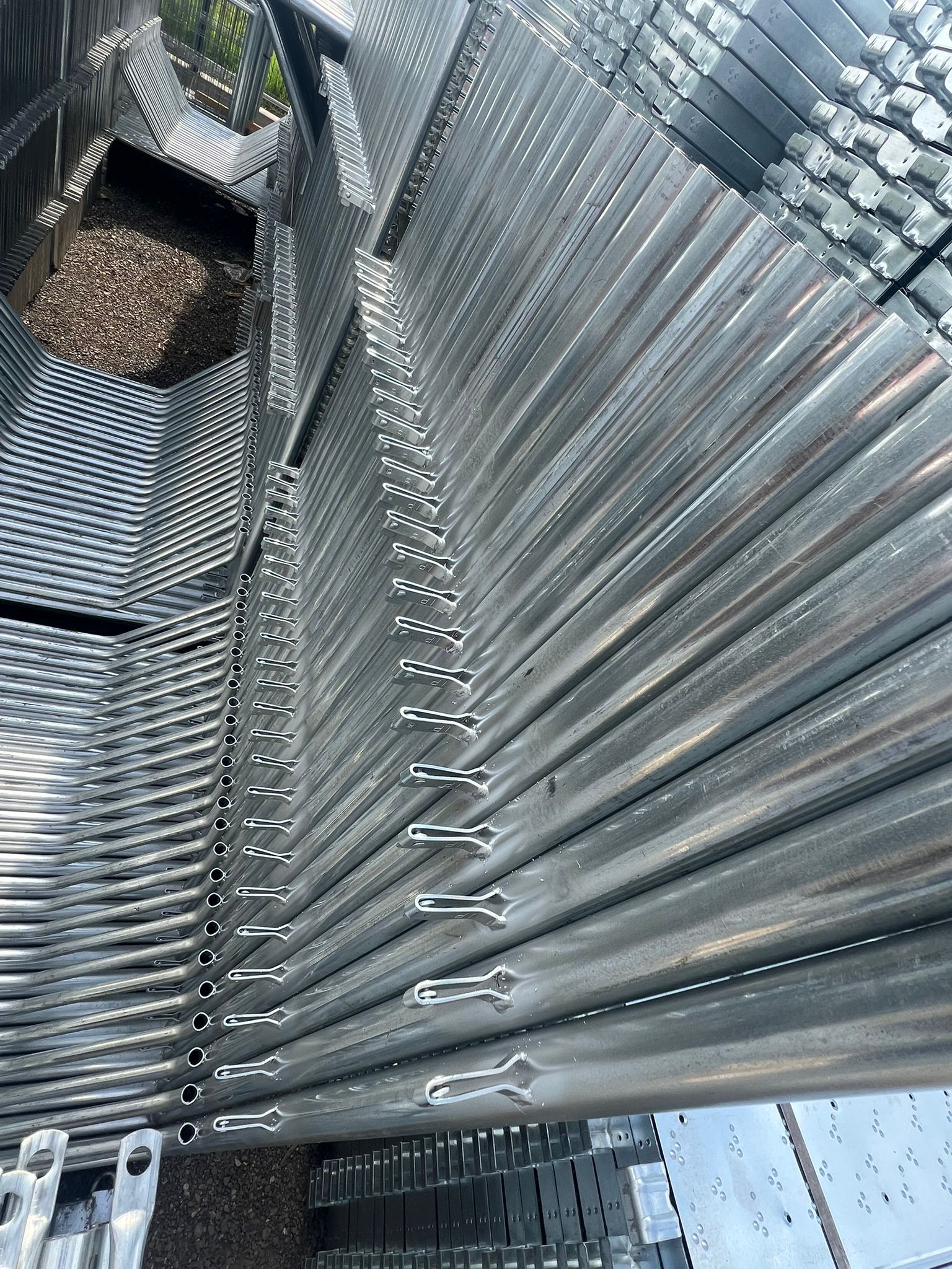 Okviri za skelu, složeni na skladištu