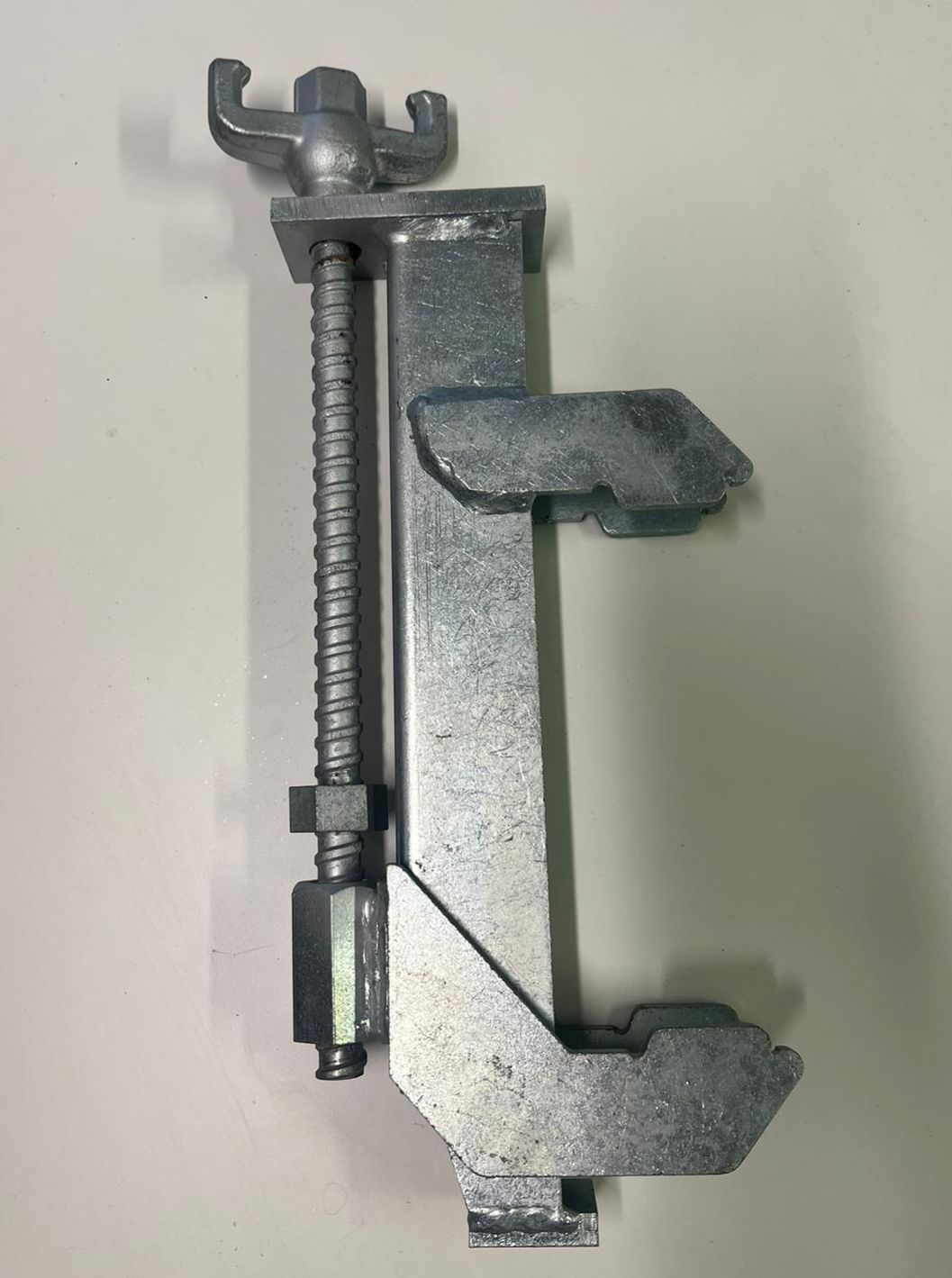 Univerzalne spojnice za zidnu oplatu kompatibilne DOKA Frami