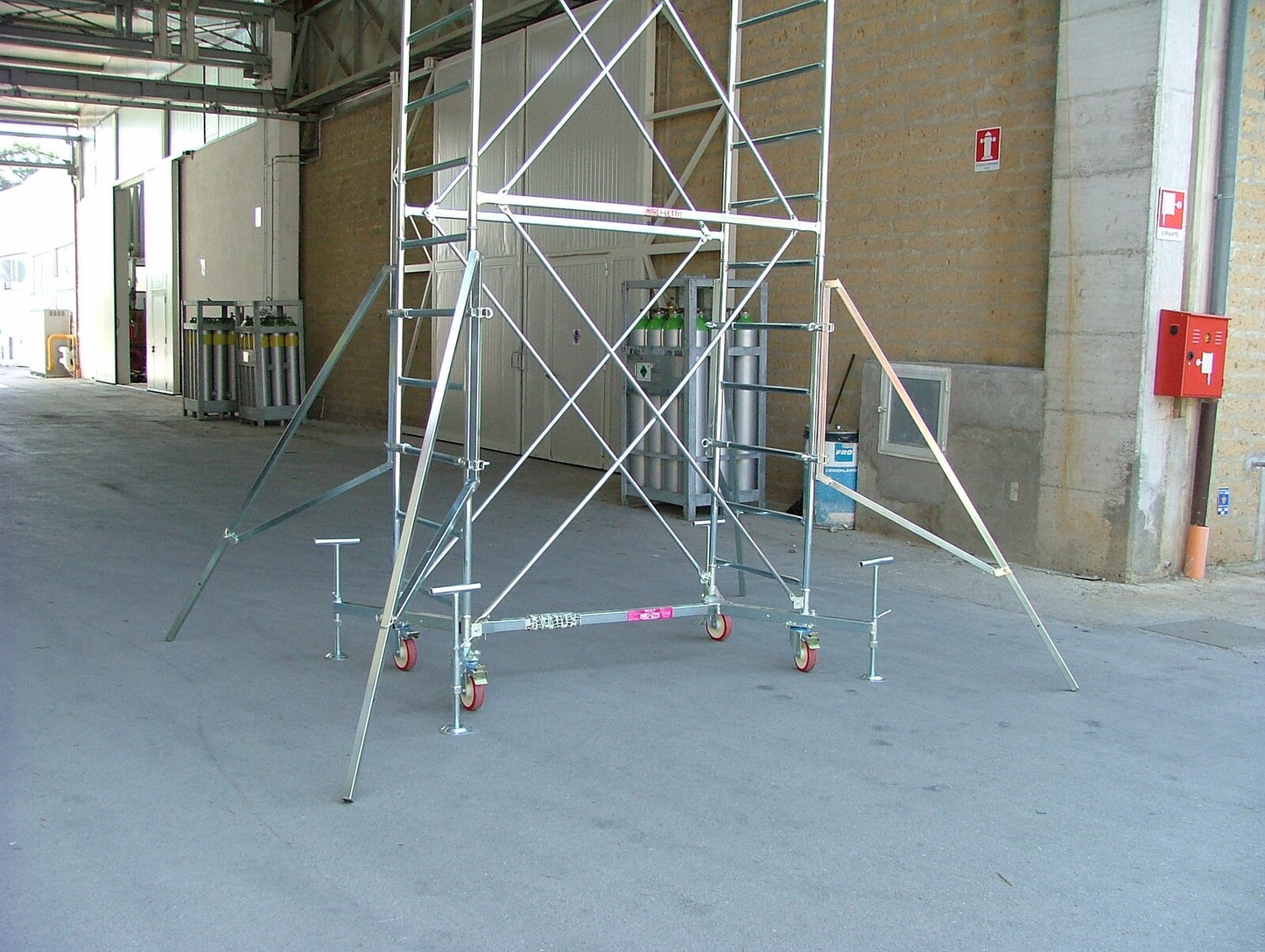 Mobilna skela 75x165 8,10 m - baza sa stabilizatorima