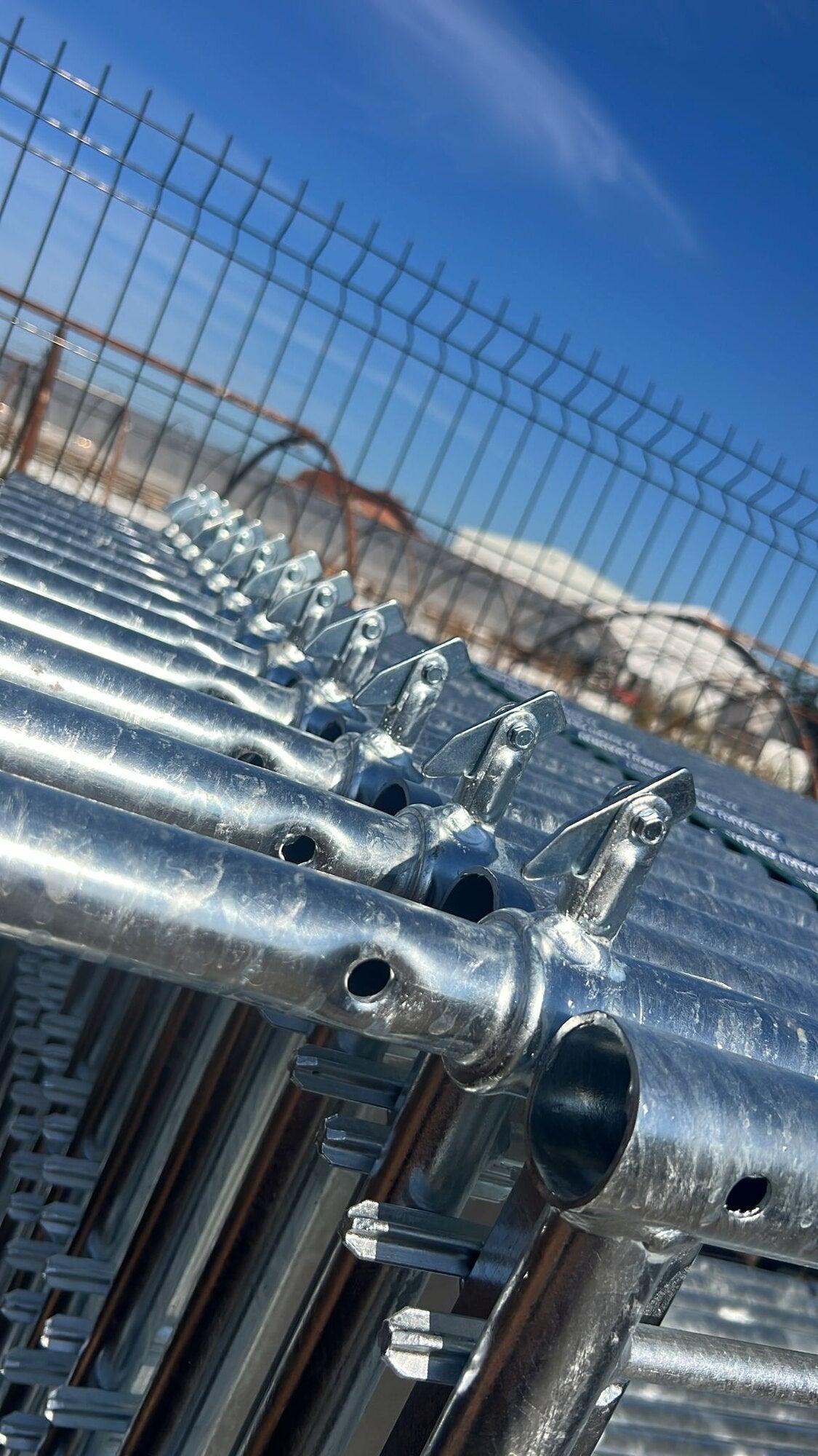 Detalj vrha okvira: trn i osigurač